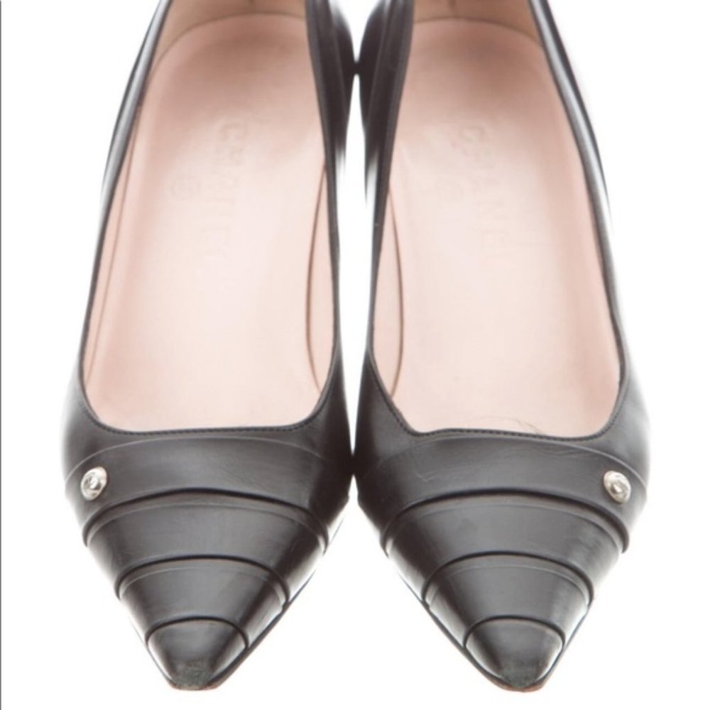 CHANEL CC Logo Leather Pumps